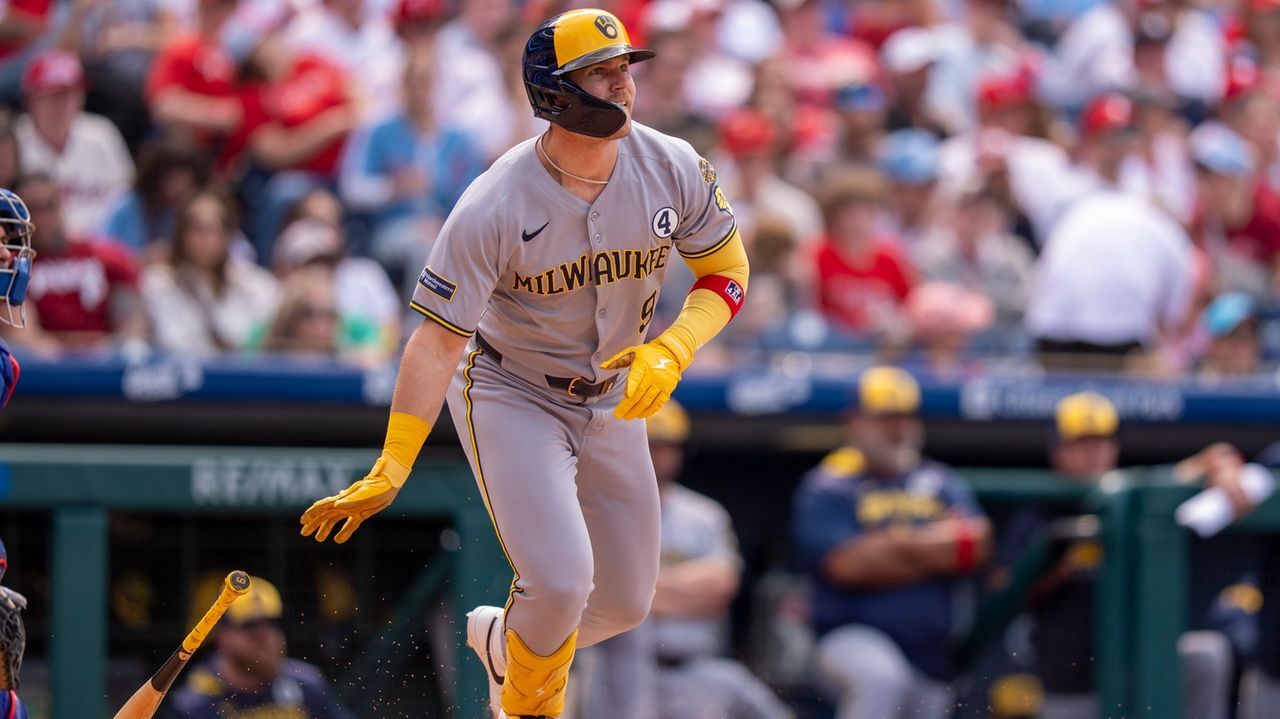 Bauers' pinch-hit 2-run double helps Brewers extend winning streak to 7 with sweep of Phillies