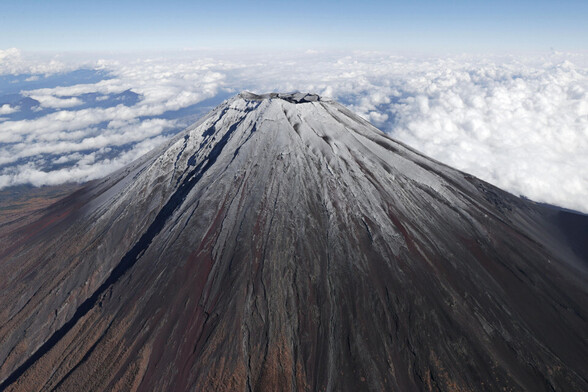Climbers of Mt. Fuji to face 4,000 yen fees amid overcrowding concern