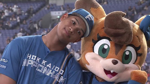 Hokkaido Nippon-Ham Fighters player Chusei Mannami and Polly-chan © Pacific League TV