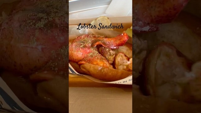 I tried the expensive Luke’s Lobster sando! #japan #travel #japantravel #shinjuku #tokyo #sandwich