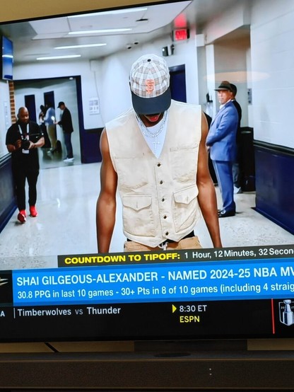 Shai Gilgeous-Alexander wearing a Giants cap to game 2 of NBA WCF