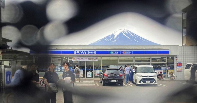Tourists have made holes in a screen to take photos of Mount Fuji – Deseret News