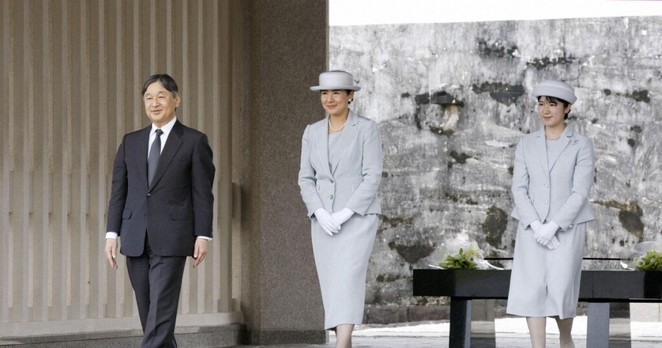 Japan imperial couple, Princess Aiko honor war dead in Okinawa