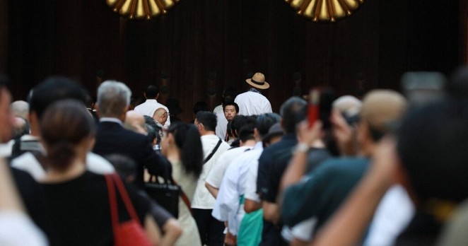 What is the controversy surrounding Japan's Yasukuni shrine?
